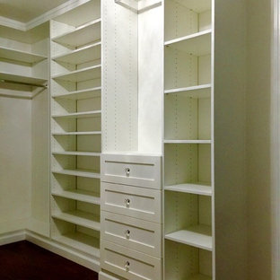 Esempio di una grande cabina armadio unisex classica con ante in stile shaker, ante bianche e parquet scuro