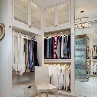 Modelo de armario y vestidor de mujer, clásico renovado, con puertas de armario blancas y suelo blanco