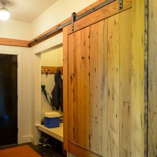 Neutraler, Großer Moderner Begehbarer Kleiderschrank mit hellen Holzschränken und Schieferboden in Burlington