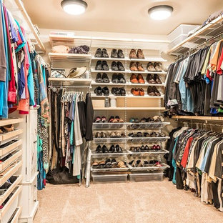 Idee per una grande cabina armadio unisex stile rurale con nessun'anta, ante in legno chiaro, moquette e pavimento beige
