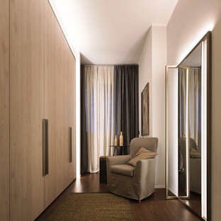 Foto de vestidor unisex, moderno, con puertas de armario de madera clara, armarios con paneles lisos y suelo de madera oscura