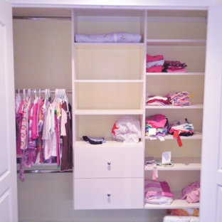 Exemple d'un dressing et rangement moderne.