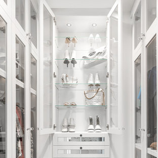 Imagen de armario vestidor de mujer, moderno, de tamaño medio, con armarios tipo vitrina y puertas de armario blancas