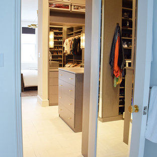 Modelo de armario vestidor unisex, ecléctico, grande, con armarios con paneles lisos, puertas de armario de madera clara y suelo de baldosas de cerámica