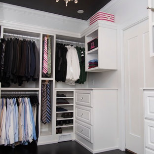 Imagen de armario vestidor unisex, romántico, grande, con armarios abiertos, puertas de armario blancas y suelo de madera oscura