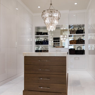 Aménagement d'un grand dressing romantique pour une femme avec un placard à porte plane, un sol en marbre, des portes de placard blanches et un sol blanc.