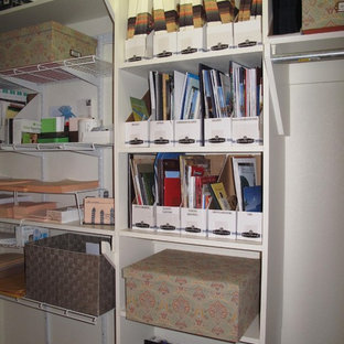 Foto di una piccola cabina armadio chic