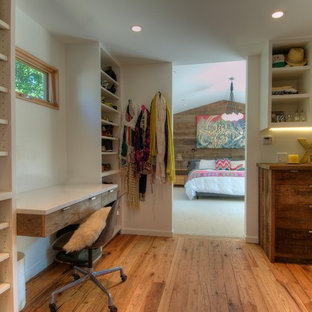 Mid-Century Ankleidezimmer mit Ankleidebereich, offenen Schränken, weißen Schränken und braunem Holzboden in San Francisco
