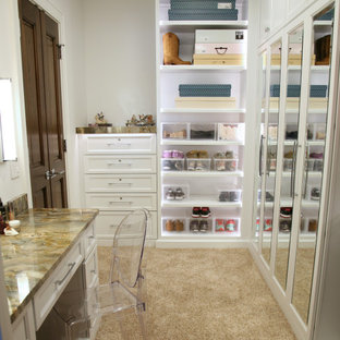 Foto de vestidor unisex, contemporáneo, extra grande, con armarios con paneles lisos, puertas de armario blancas, moqueta y suelo beige