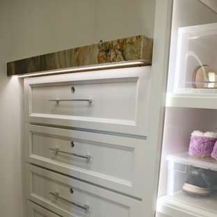 Foto de vestidor unisex, actual, extra grande, con armarios con paneles lisos, puertas de armario blancas, moqueta y suelo beige