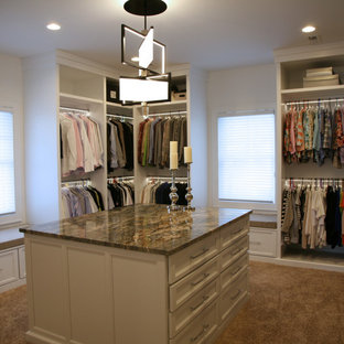 Foto de vestidor unisex, actual, extra grande, con armarios con paneles lisos, puertas de armario blancas, moqueta y suelo beige