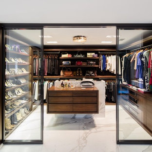 Idéer för att renovera ett stort funkis walk-in-closet för könsneutrala, med skåp i mörkt trä, marmorgolv, öppna hyllor och grått golv