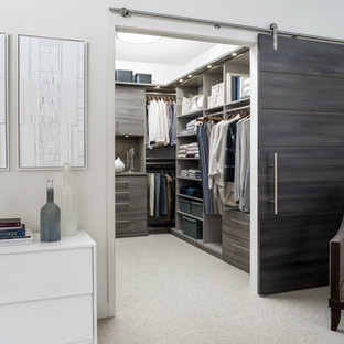 Foto di una cabina armadio unisex chic di medie dimensioni con moquette, ante lisce, ante marroni e pavimento beige