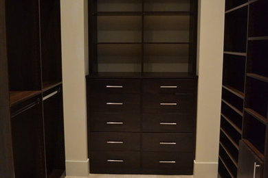 Ejemplo de armario vestidor contemporáneo de tamaño medio con puertas de armario de madera en tonos medios, armarios con paneles lisos, suelo de travertino y suelo beige