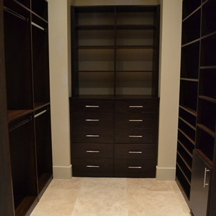 Immagine di una cabina armadio contemporanea di medie dimensioni con ante in legno bruno, ante lisce, pavimento in travertino e pavimento beige