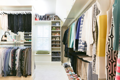 На фото: гардеробная комната в классическом стиле с белыми фасадами для женщин