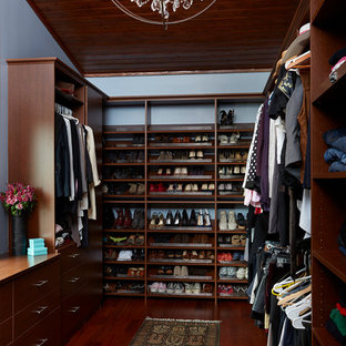 Imagen de armario vestidor de mujer, tradicional renovado, grande, con armarios estilo shaker, puertas de armario marrones y suelo de madera oscura
