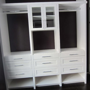 Esempio di una cabina armadio unisex classica di medie dimensioni con ante in stile shaker, ante bianche, parquet scuro e pavimento nero
