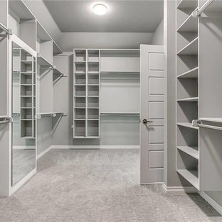 Exempel på ett stort klassiskt walk-in-closet för könsneutrala, med öppna hyllor, grå skåp, heltäckningsmatta och grått golv