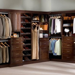 Imagen de armario vestidor unisex, tradicional, grande, con puertas de armario de madera en tonos medios, armarios con paneles con relieve y moqueta