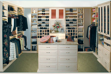 Foto de armario y vestidor unisex con armarios con paneles con relieve, puertas de armario blancas y moqueta