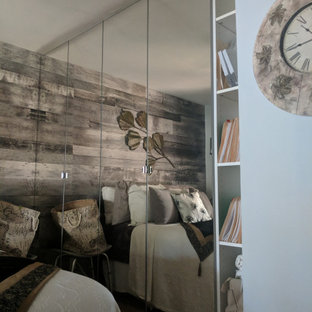 Ispirazione per un armadio o armadio a muro unisex mediterraneo con ante di vetro