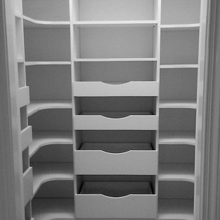 Mittelgroßer, Neutraler Klassischer Begehbarer Kleiderschrank mit offenen Schränken, weißen Schränken, Vinylboden und grauem Boden in Tampa