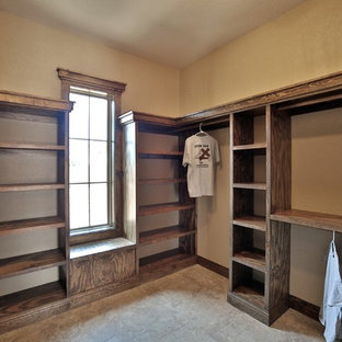 Ispirazione per una cabina armadio unisex mediterranea di medie dimensioni con nessun'anta, ante in legno scuro e pavimento in gres porcellanato