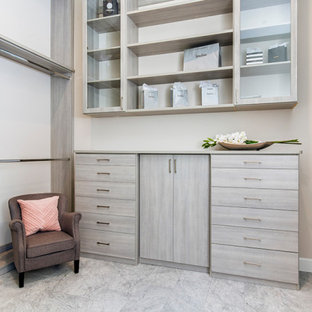Foto di uno spazio per vestirsi unisex classico con ante lisce, ante grigie, pavimento in marmo e pavimento grigio
