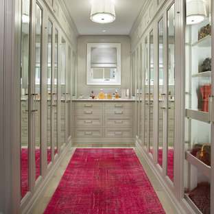 Idées déco pour un dressing classique pour une femme avec un placard avec porte à panneau encastré, des portes de placard beiges et un sol rose.