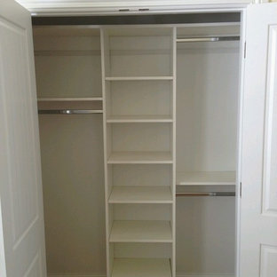 Exempel på ett mellanstort klassiskt walk-in-closet för könsneutrala, med vita skåp, öppna hyllor och mörkt trägolv