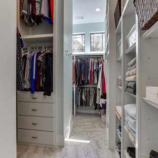 Imagen de vestidor unisex, de estilo americano, grande, con armarios con paneles lisos, puertas de armario blancas, suelo de travertino y suelo beige
