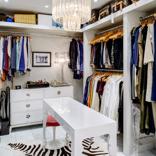 Idéer för ett modernt walk-in-closet för kvinnor, med öppna hyllor, vita skåp och marmorgolv