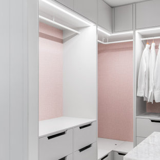 Ejemplo de armario y vestidor madera, tradicional, grande, con suelo de madera oscura y suelo marrón