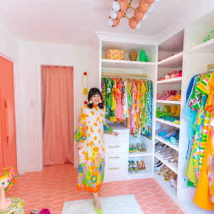 Diseño de armario vestidor de mujer, vintage, grande, con puertas de armario blancas, suelo de baldosas de cerámica y suelo rosa