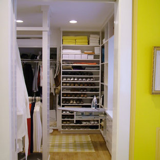 Immagine di una grande cabina armadio unisex design con nessun'anta e ante bianche