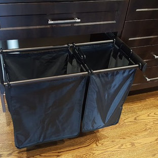 Idées déco pour un très grand dressing craftsman neutre avec un placard à porte shaker, des portes de placard en bois sombre et un sol en bois brun.