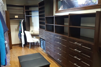 Foto de armario vestidor unisex de estilo americano extra grande con armarios estilo shaker, puertas de armario de madera en tonos medios y suelo de madera en tonos medios