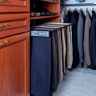 Modelo de armario vestidor unisex, tradicional renovado, grande, con armarios con paneles empotrados, puertas de armario de madera oscura y moqueta