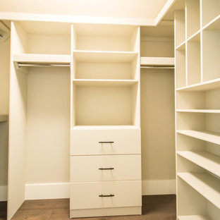 Mittelgroßer, Neutraler Klassischer Begehbarer Kleiderschrank mit offenen Schränken, roten Schränken, braunem Holzboden und braunem Boden in Calgary