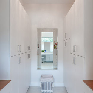 Foto di uno spazio per vestirsi per donna minimal di medie dimensioni con ante lisce, ante grigie, pavimento in gres porcellanato e pavimento grigio