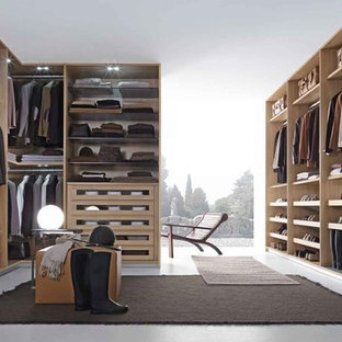 Diseño de armario y vestidor moderno, grande, con suelo blanco y suelo de cemento