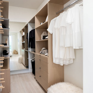 Diseño de vestidor unisex, clásico renovado, pequeño, con puertas de armario de madera oscura, suelo laminado y suelo beige