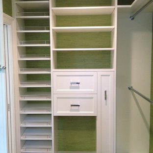 Modern inredning av ett mellanstort walk-in-closet för könsneutrala, med luckor med infälld panel, vita skåp, mörkt trägolv och brunt golv