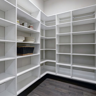 Inspiration för stora moderna walk-in-closets, med öppna hyllor, skåp i mellenmörkt trä, bambugolv och grått golv
