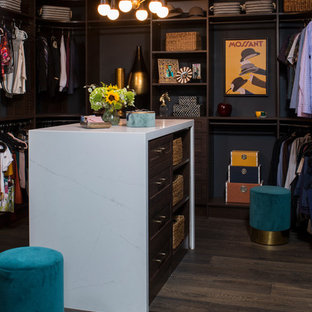 Idee per una grande cabina armadio unisex classica con ante in stile shaker, ante in legno bruno, parquet scuro e pavimento marrone