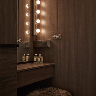 Imagen de armario unisex, nórdico, con puertas de armario de madera en tonos medios y suelo vinílico