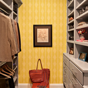 Moderner Begehbarer Kleiderschrank mit flächenbündigen Schrankfronten, grauen Schränken, braunem Holzboden und braunem Boden in Nashville