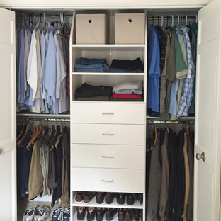 Modelo de armario unisex, moderno, de tamaño medio, con armarios con paneles lisos, puertas de armario blancas y moqueta
