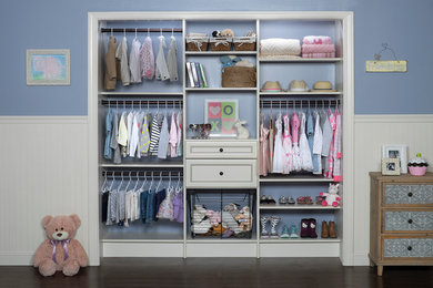 Ejemplo de armario unisex clásico con armarios abiertos, puertas de armario blancas y suelo de madera oscura